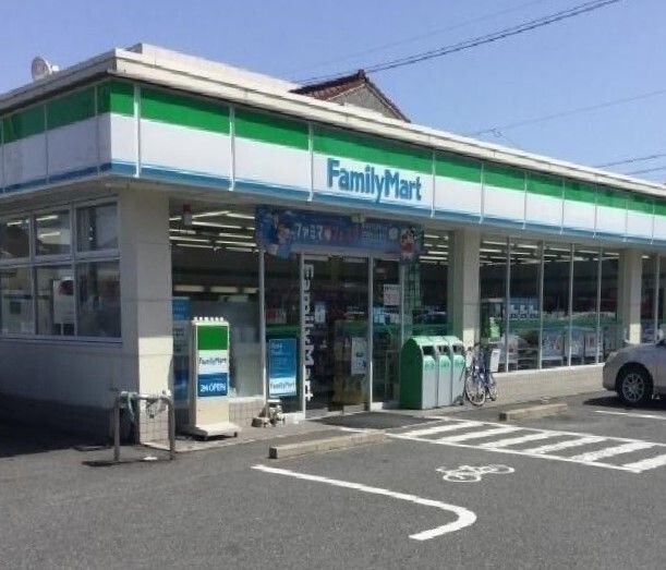 近くのファミリーマートまで900m（徒歩12分）