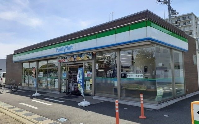 近くのファミリーマートまで600m（徒歩8分）