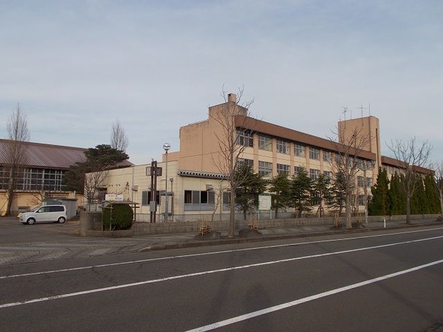 近くの春日山小学校まで1,200m（徒歩15分）