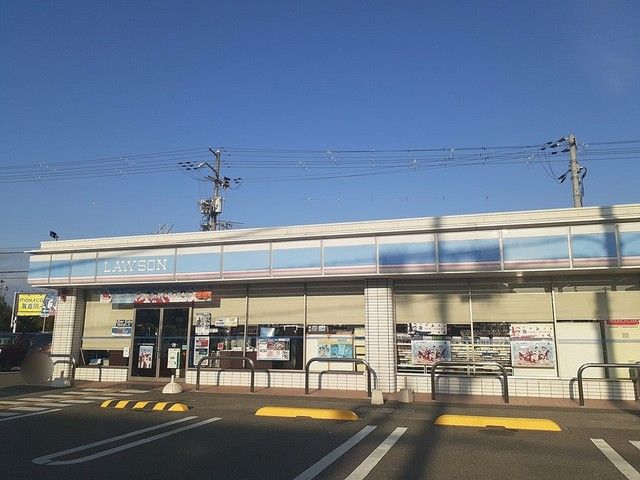 近くのローソンまで592m（徒歩8分）