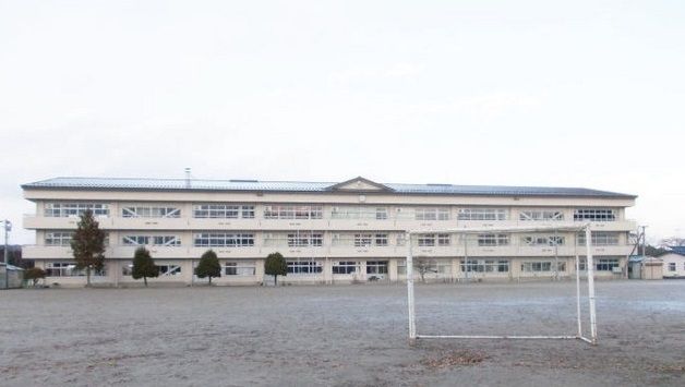 近くの一関市立萩荘中学校まで1,800m（徒歩23分）