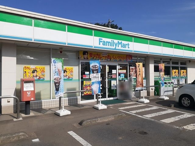 近くのファミリーマート美野里羽鳥店まで883m（徒歩12分）