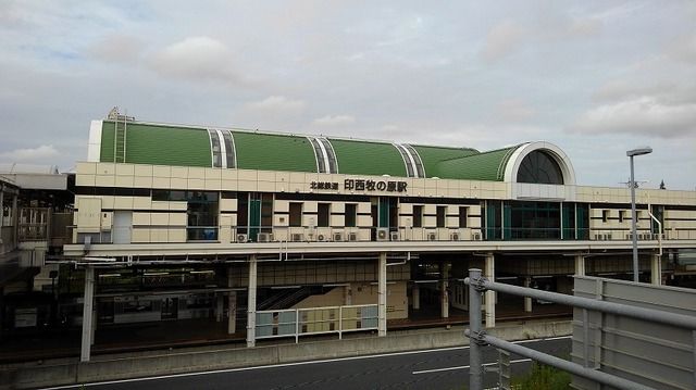 近くの印西牧の原駅まで1,600m（徒歩20分）