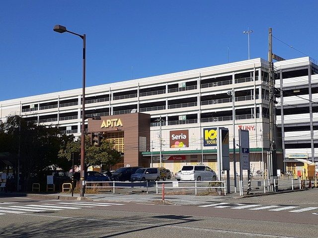 近くのスーパーまで551m（徒歩7分）