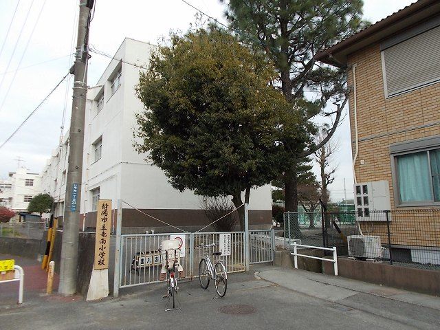 近くの竜南小学校まで300m(徒歩4分)