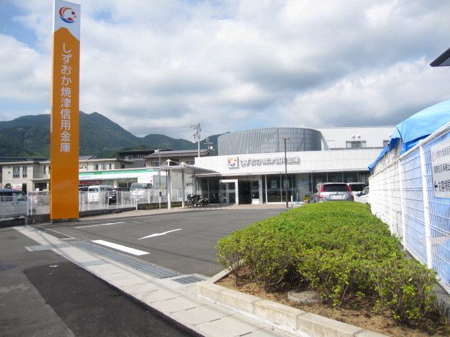 近くのしずおか焼津信用金庫竜南支店まで550m(徒歩7分)