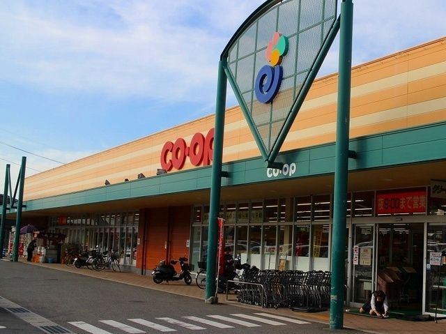 近くのコープえひめ山根まで230m（徒歩3分）