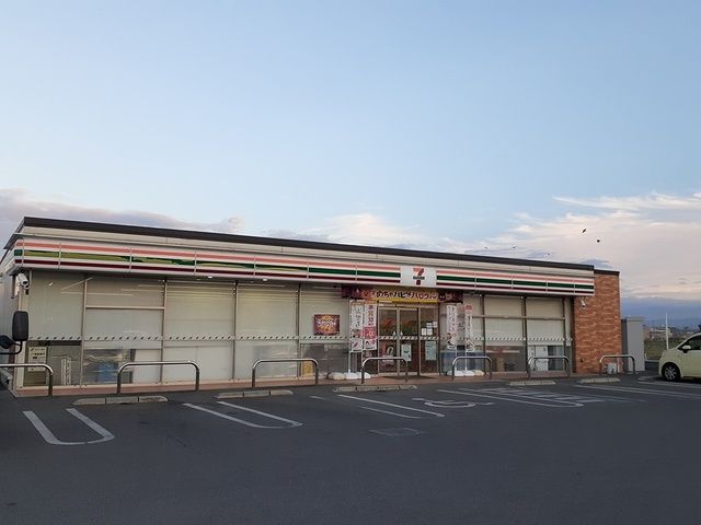 近くのコンビニまで626m（徒歩8分）