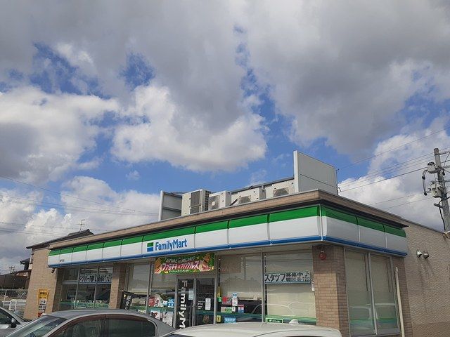 近くのファミリーマートまで427m（徒歩6分）