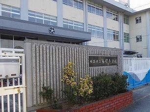 近くの糸引小学校まで350m（徒歩5分）
