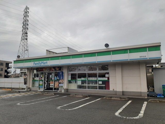 近くのファミリーマートまで192m（徒歩3分）