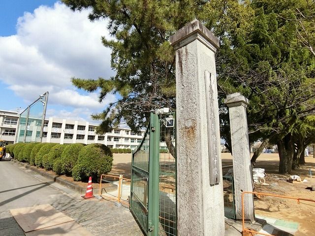 近くの大垣市立赤坂小学校まで482m（徒歩7分）