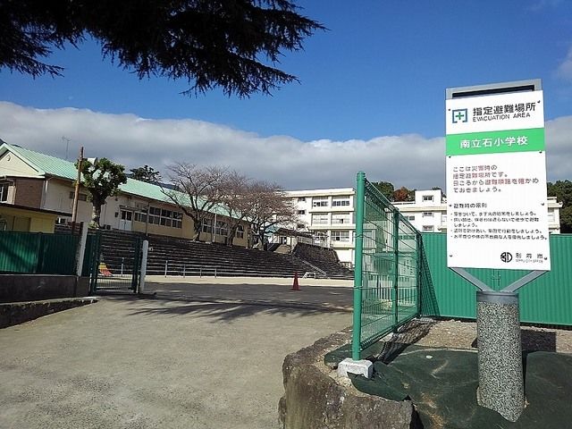 近くの小学校まで50m（徒歩1分）