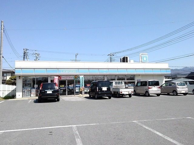 近くのローソン甲斐大下条南店まで600m（徒歩8分）