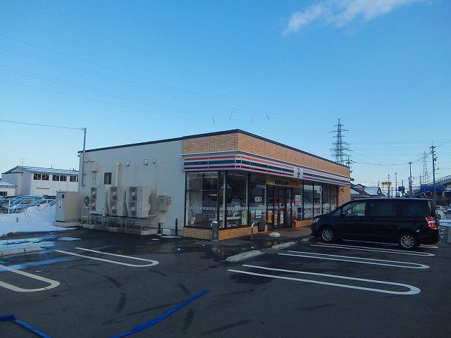 近くのセブンイレブン高岡野村北店まで400m（徒歩5分）