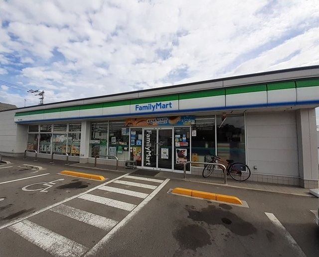 近くのファミリーマート高松小村町店まで1,000m(徒歩13分)