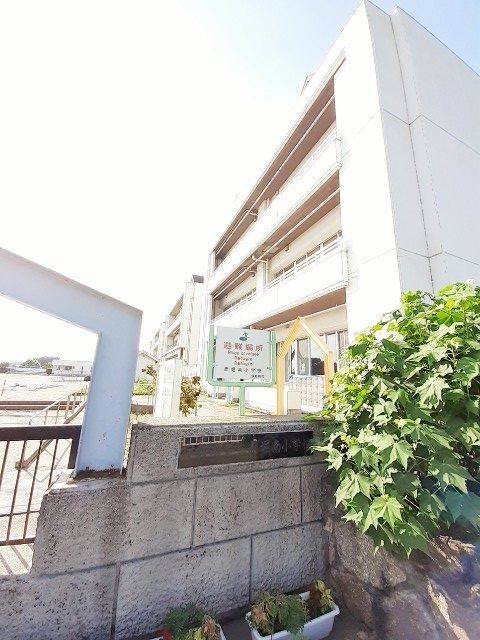 近くの伊勢崎市立赤堀南小学校まで1,100m（徒歩14分）