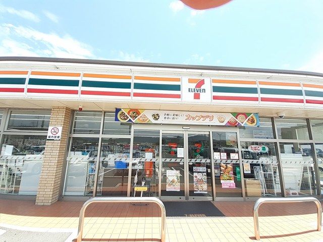 近くのコンビニまで748m（徒歩10分）