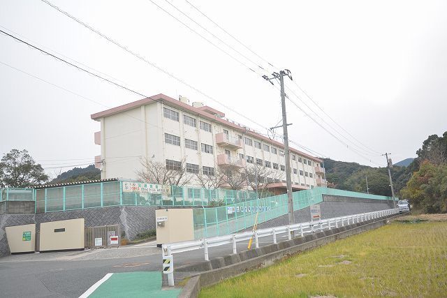 近くの北九州市立　東朽網小学校まで950m（徒歩12分）