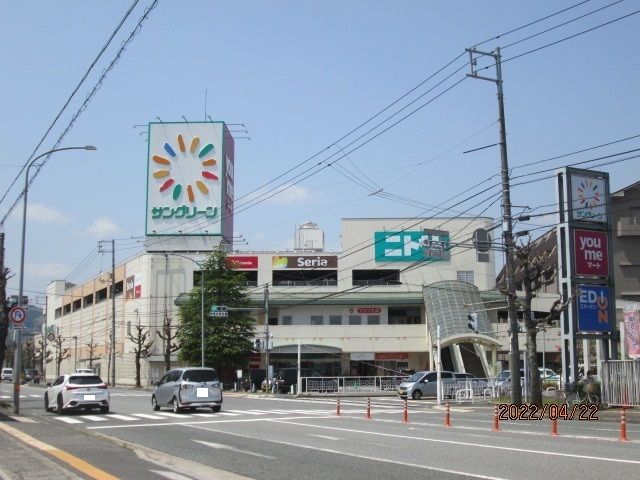 近くのサングリーンまで1,900m（徒歩24分）