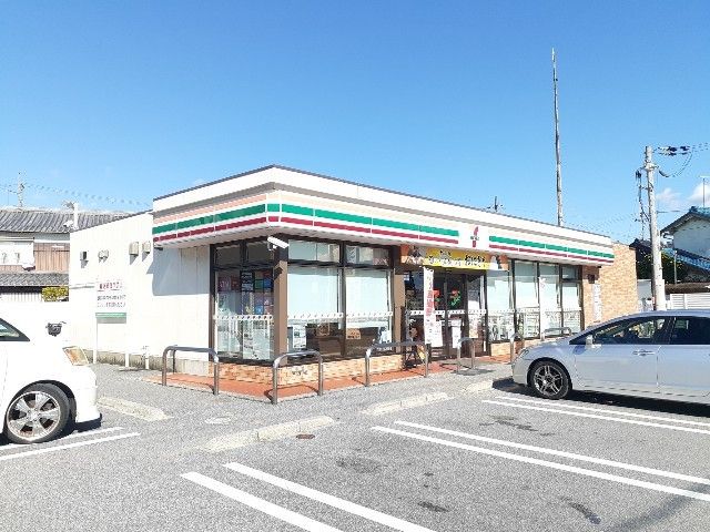近くのコンビニまで600m（徒歩8分）