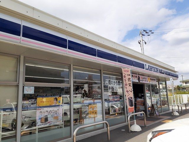 近くのローソンまで302m（徒歩4分）