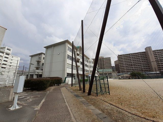 近くの中学校まで17m（徒歩1分）