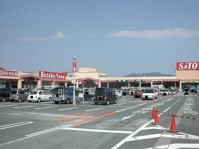 近くのバザールタウン舞鶴店まで1,300m（徒歩17分）