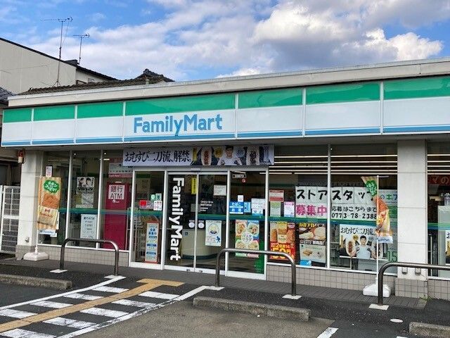 近くのファミリーマート 円満寺店まで700m（徒歩9分）