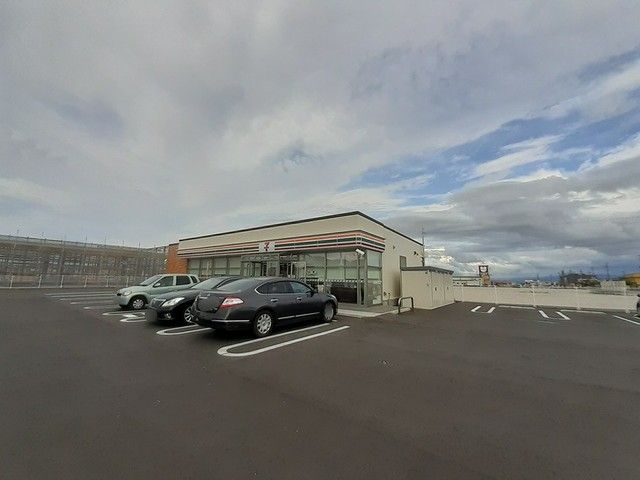近くのセブンイレブン下越吉田西太田店まで700m(徒歩9分)