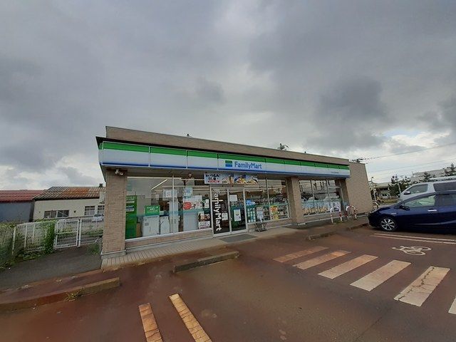 近くのファミリーマート燕吉田東栄町店まで641m(徒歩9分)