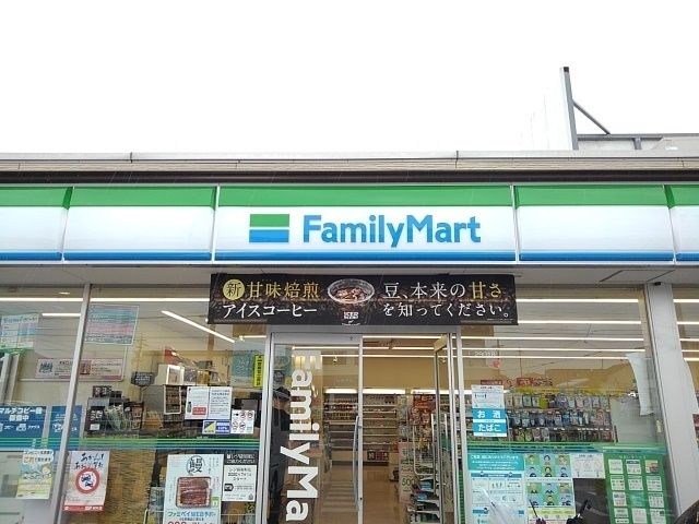 近くのファミリーマートまで700m(徒歩9分)