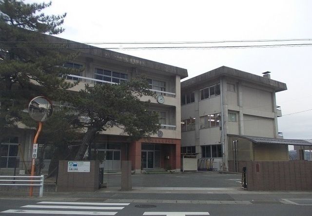 近くの小学校まで950m（徒歩12分）