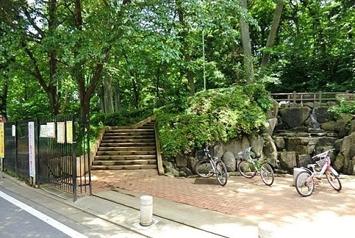 近くの滝の根公園まで400m（徒歩5分）