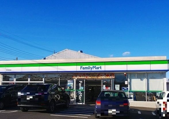 近くのファミリーマートまで50m（徒歩1分）