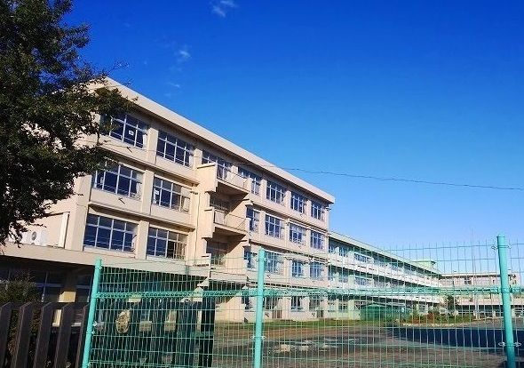 近くの依知南小学校まで1,400m（徒歩18分）