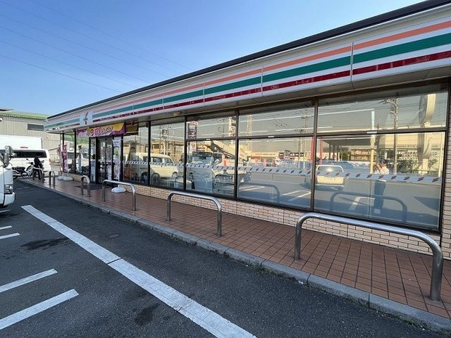 近くのセブンイレブンまで550m（徒歩7分）
