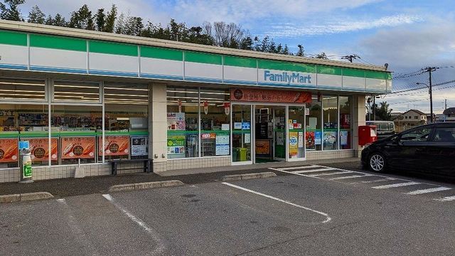 近くのファミリーマート茂原新小轡店まで1,100m（徒歩14分）