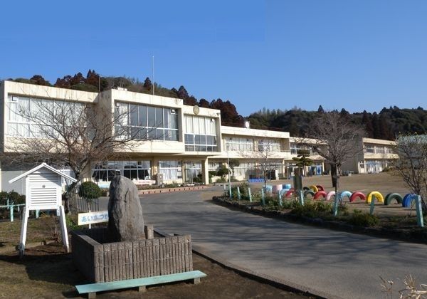 近くの市立豊田小学校まで550m（徒歩7分）