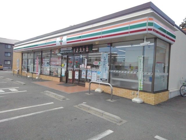 近くのセブンイレブン竜王玉川店まで100m（徒歩2分）