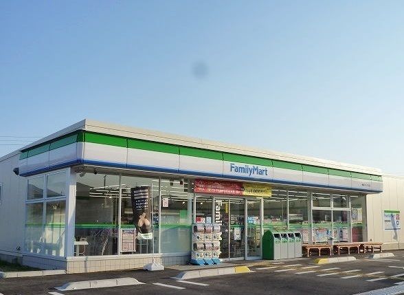 近くのコンビニまで300m（徒歩4分）