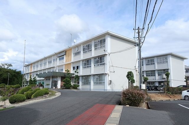 近くの恵那農業高校まで900m（徒歩12分）