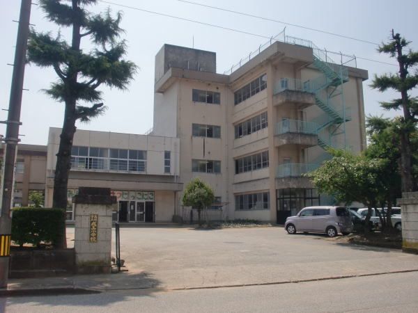 近くの成美小学校まで650m（徒歩9分）