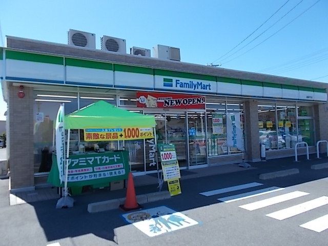 近くのファミリーマート羽島平方店まで450m（徒歩6分）