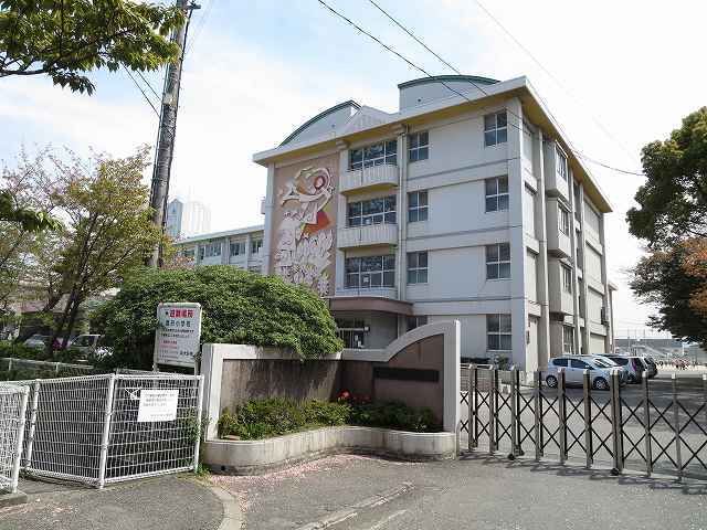 近くの豊府小学校まで500m（徒歩7分）