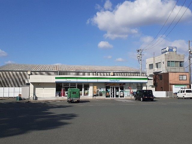近くのファミリーマート磐田小立野店まで650m（徒歩9分）