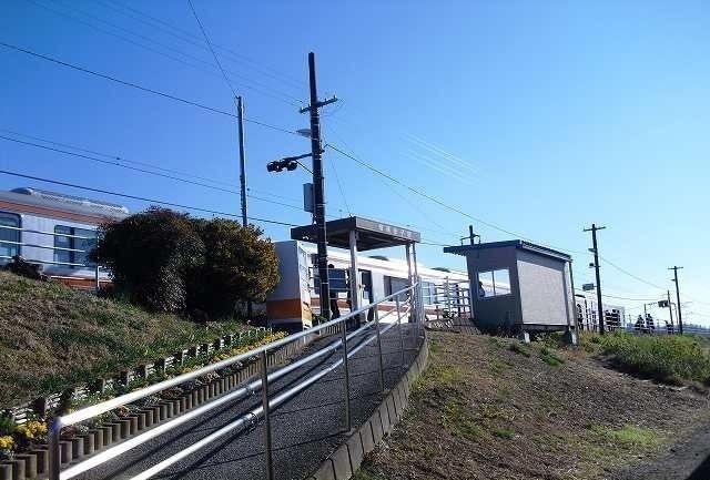 近くの駅まで990m（徒歩13分）