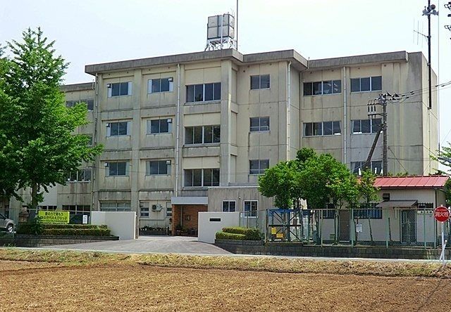 近くの社家小学校まで1,100m（徒歩14分）