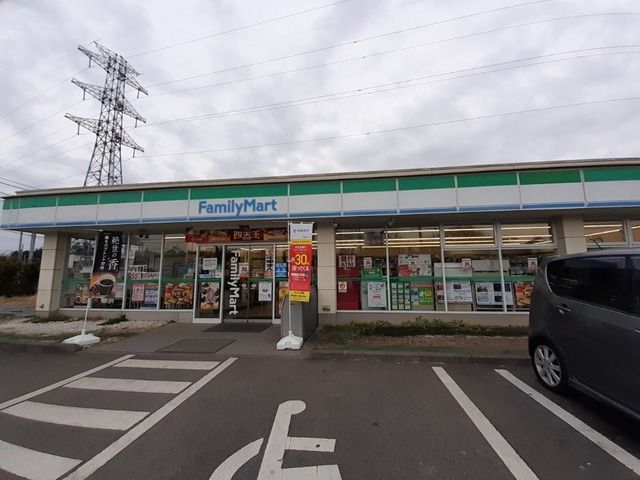 近くのファミリーマート松が丘二丁目店まで450m（徒歩6分）
