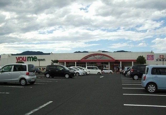 近くのゆめタウン斐川店まで800m（徒歩10分）